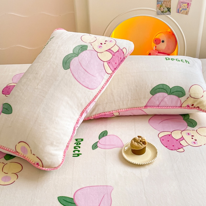 91家纺网 家纺一手货源 找家纺 安哆啦家纺 2024新款高克重牛奶绒印花单床笠 桃桃兔兔