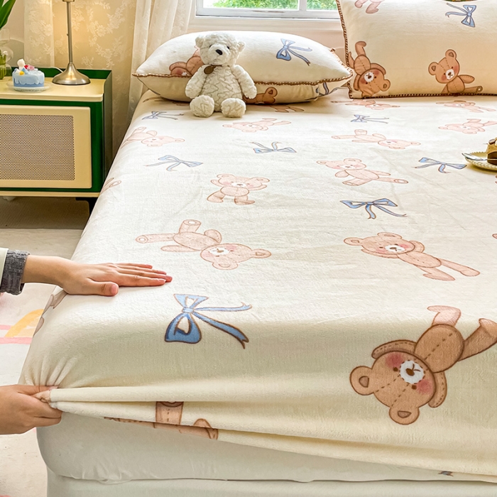 91家纺网 家纺一手货源 找家纺 安哆啦家纺 2024新款高克重牛奶绒印花单床笠 玩具熊