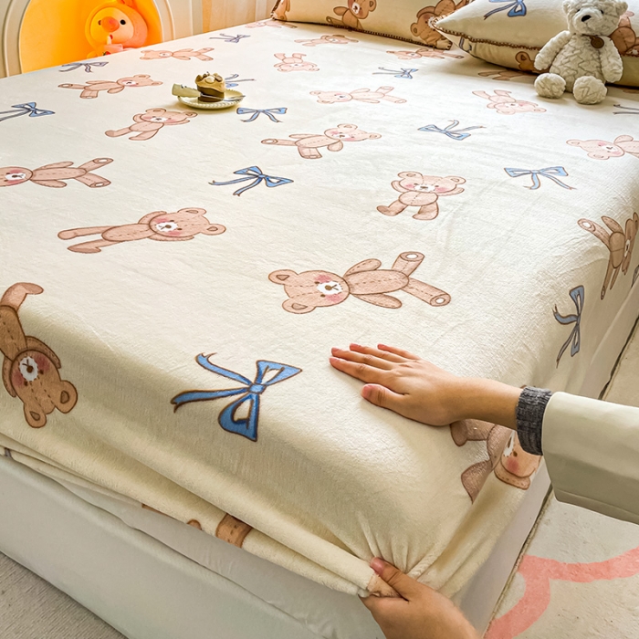 91家纺网 家纺一手货源 找家纺 安哆啦家纺 2024新款高克重牛奶绒印花单床笠 玩具熊