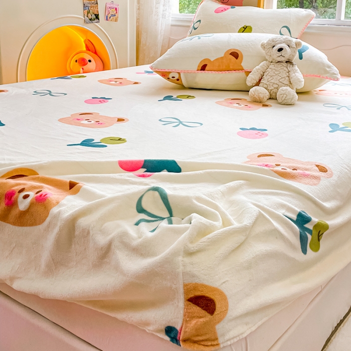 91家纺网 家纺一手货源 找家纺 安哆啦家纺 2024新款高克重牛奶绒印花单床笠 小熊宝