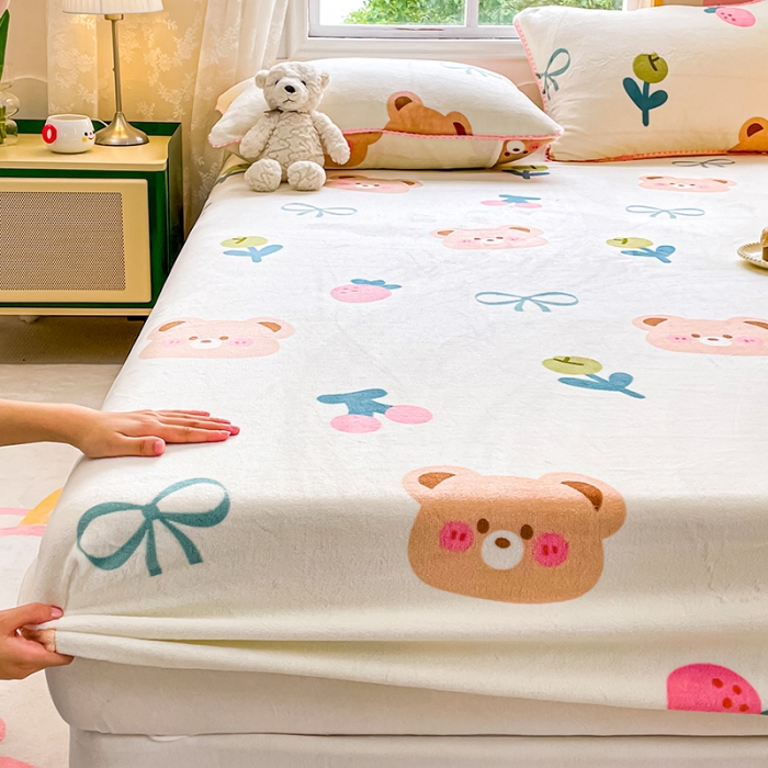 91家纺网 家纺一手货源 找家纺 安哆啦家纺 2024新款高克重牛奶绒印花单床笠 小熊宝