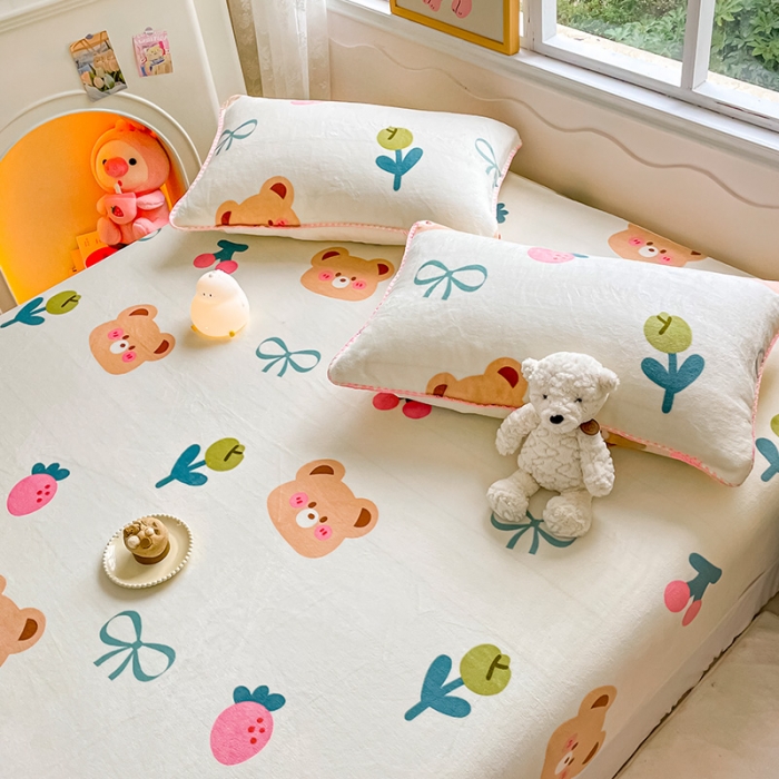 91家纺网 家纺一手货源 找家纺 安哆啦家纺 2024新款高克重牛奶绒印花单床笠 小熊宝