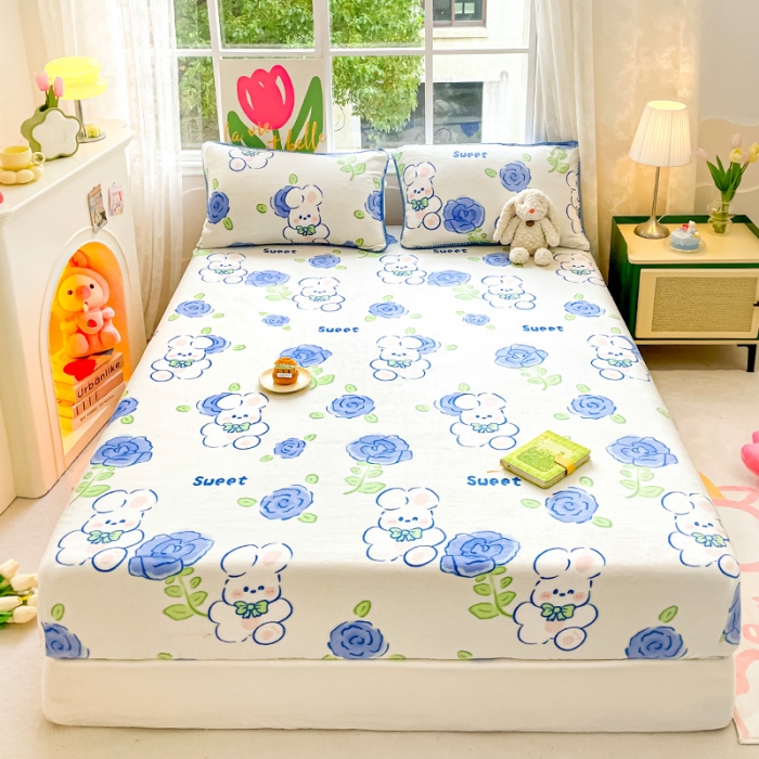 91家纺网 家纺一手货源 找家纺 安哆啦家纺 2024新款高克重牛奶绒印花单床笠 蓝色小兔