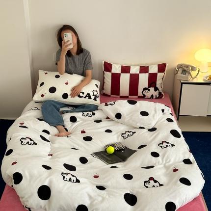 91家纺网 家纺一手货源 找家纺 昔可 2023新款大版印花枕套牛奶绒系列四件套-模特图 波点猫