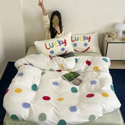 91家纺网 家纺一手货源 找家纺 昔可 2023新款大版印花枕套牛奶绒系列四件套-模特图 彩色波点