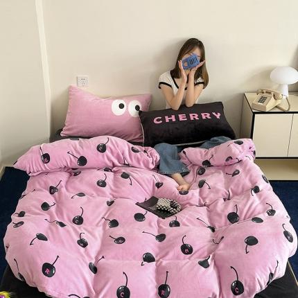 91家纺网 家纺一手货源 找家纺 昔可 2023新款大版印花枕套牛奶绒系列四件套-模特图 黑粉樱桃