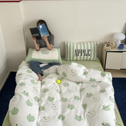 91家纺网 家纺一手货源 找家纺 （总）昔可 2023新款大版印花枕套牛奶绒系列四件套-模特图