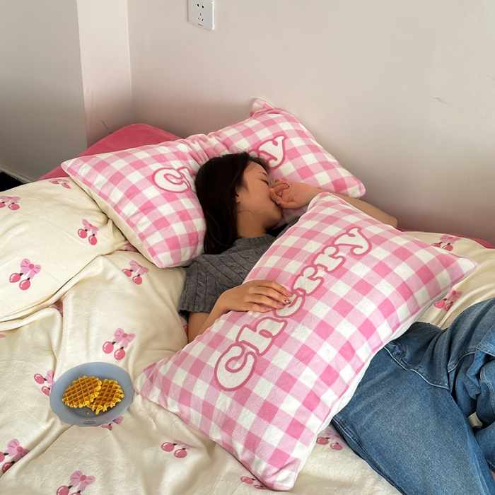 91家纺网 家纺一手货源 找家纺 （总）昔可 2023新款大版印花枕套牛奶绒系列四件套-模特图