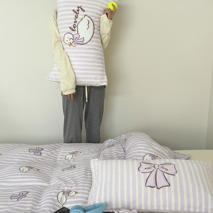 91家纺网 家纺一手货源 找家纺 昔可 2023新款大版印花枕套牛奶绒系列四件套-模特图 芭蕾天鹅