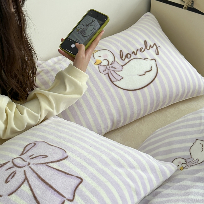 91家纺网 家纺一手货源 找家纺 昔可 2023新款大版印花枕套牛奶绒系列四件套-模特图 芭蕾天鹅