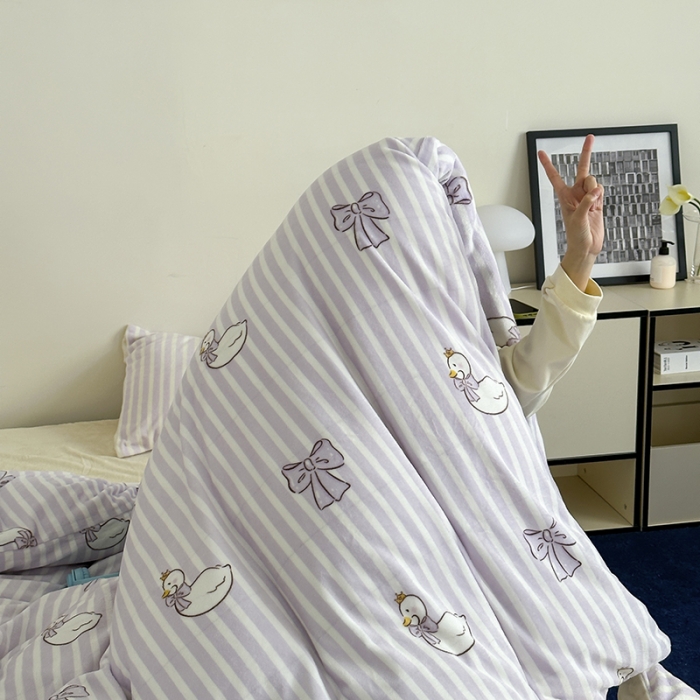 91家纺网 家纺一手货源 找家纺 昔可 2023新款大版印花枕套牛奶绒系列四件套-模特图 芭蕾天鹅