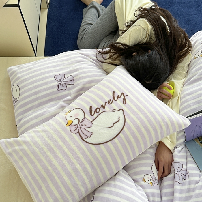 91家纺网 家纺一手货源 找家纺 昔可 2023新款大版印花枕套牛奶绒系列四件套-模特图 芭蕾天鹅