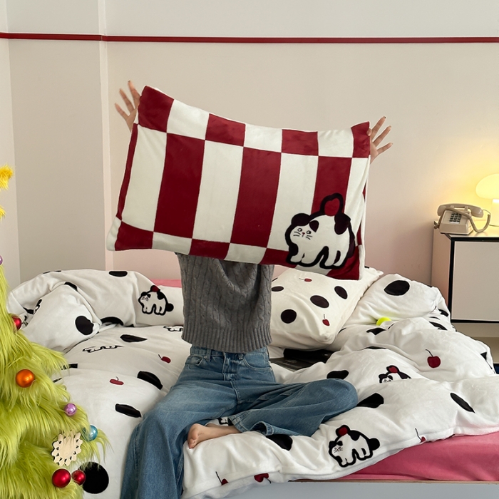 91家纺网 家纺一手货源 找家纺 昔可 2023新款大版印花枕套牛奶绒系列四件套-模特图 波点猫