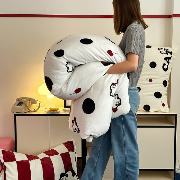 91家纺网 家纺一手货源 找家纺 昔可 2023新款大版印花枕套牛奶绒系列四件套-模特图 波点猫