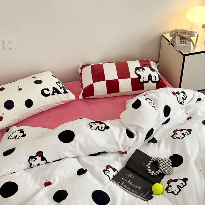 91家纺网 家纺一手货源 找家纺 昔可 2023新款大版印花枕套牛奶绒系列四件套-模特图 波点猫