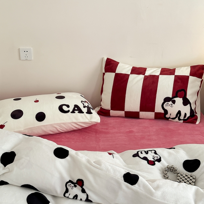 91家纺网 家纺一手货源 找家纺 昔可 2023新款大版印花枕套牛奶绒系列四件套-模特图 波点猫