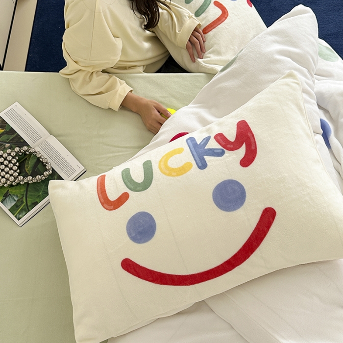 91家纺网 家纺一手货源 找家纺 昔可 2023新款大版印花枕套牛奶绒系列四件套-模特图 彩色波点