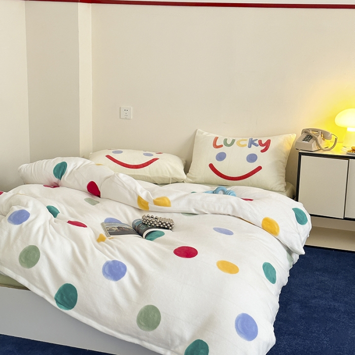 91家纺网 家纺一手货源 找家纺 昔可 2023新款大版印花枕套牛奶绒系列四件套-模特图 彩色波点