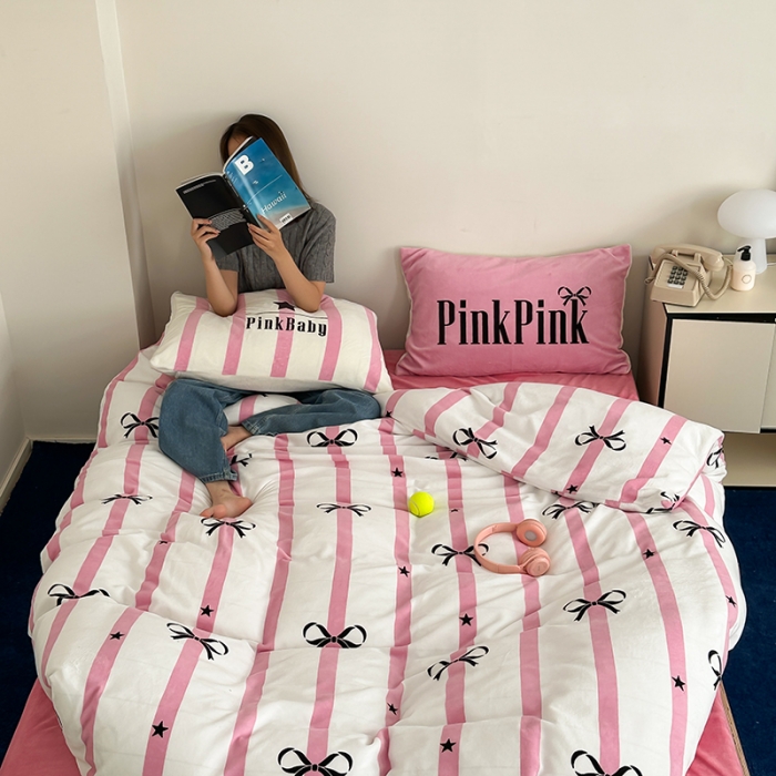 91家纺网 家纺一手货源 找家纺 昔可 2023新款大版印花枕套牛奶绒系列四件套-模特图 粉条星星蝴蝶结