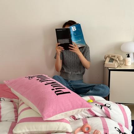 昔可 2023新款大版印花枕套牛奶绒系列四件套-模特图 粉条星星蝴蝶结