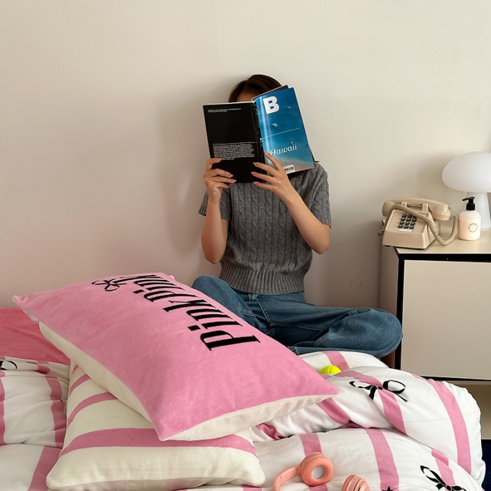 91家纺网 家纺一手货源 找家纺 昔可 2023新款大版印花枕套牛奶绒系列四件套-模特图 粉条星星蝴蝶结