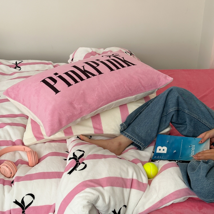 91家纺网 家纺一手货源 找家纺 昔可 2023新款大版印花枕套牛奶绒系列四件套-模特图 粉条星星蝴蝶结