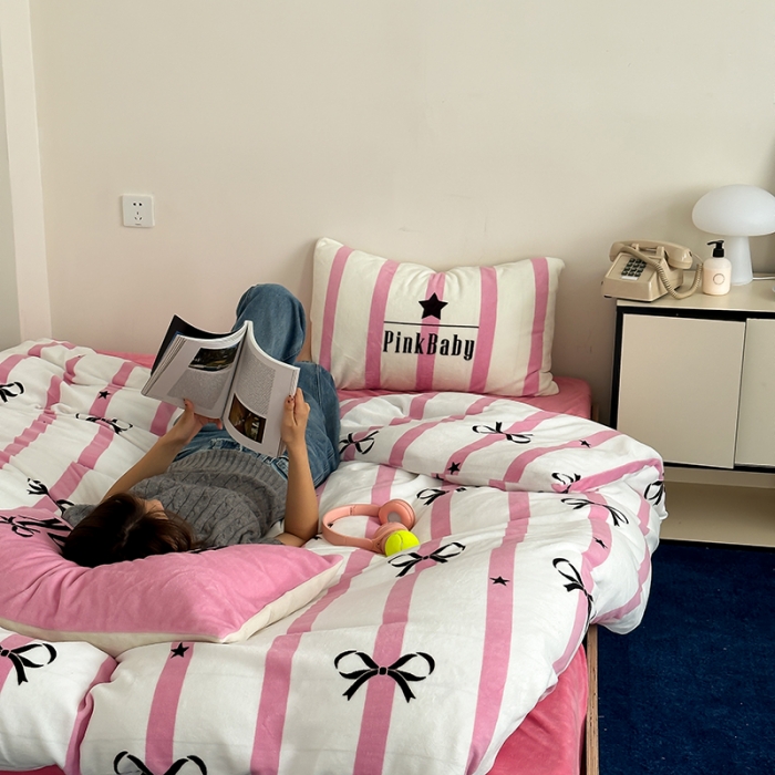 91家纺网 家纺一手货源 找家纺 昔可 2023新款大版印花枕套牛奶绒系列四件套-模特图 粉条星星蝴蝶结