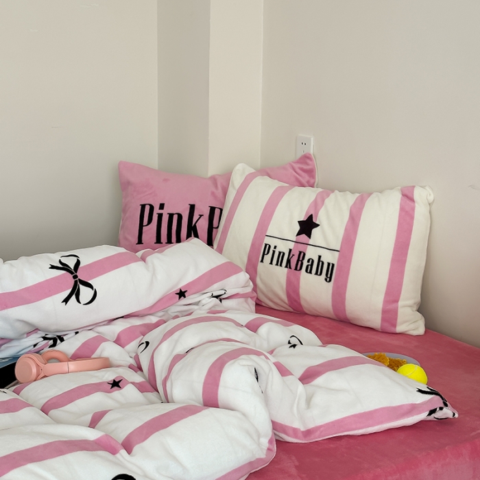 91家纺网 家纺一手货源 找家纺 昔可 2023新款大版印花枕套牛奶绒系列四件套-模特图 粉条星星蝴蝶结