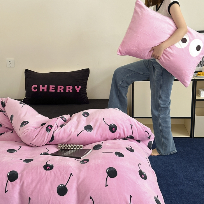 91家纺网 家纺一手货源 找家纺 昔可 2023新款大版印花枕套牛奶绒系列四件套-模特图 黑粉樱桃