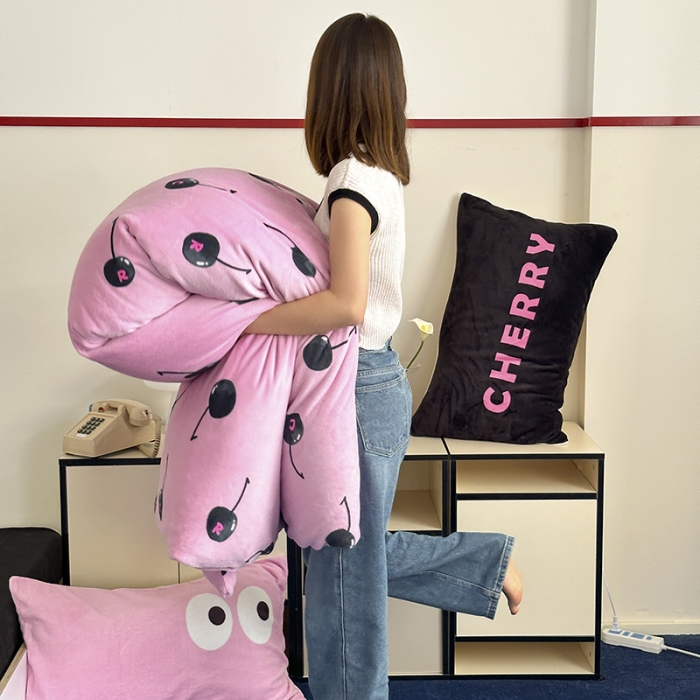 91家纺网 家纺一手货源 找家纺 昔可 2023新款大版印花枕套牛奶绒系列四件套-模特图 黑粉樱桃