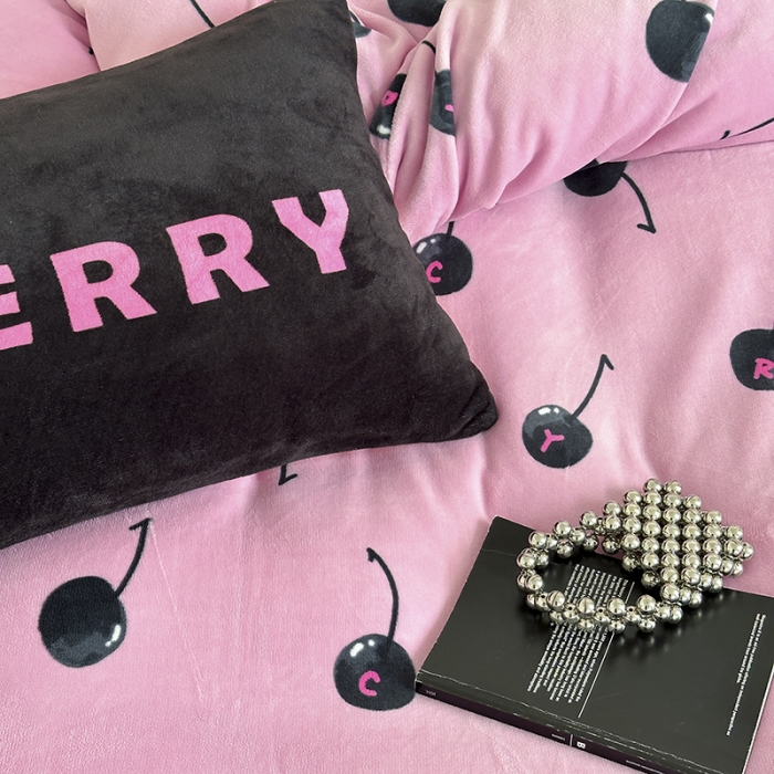 91家纺网 家纺一手货源 找家纺 昔可 2023新款大版印花枕套牛奶绒系列四件套-模特图 黑粉樱桃