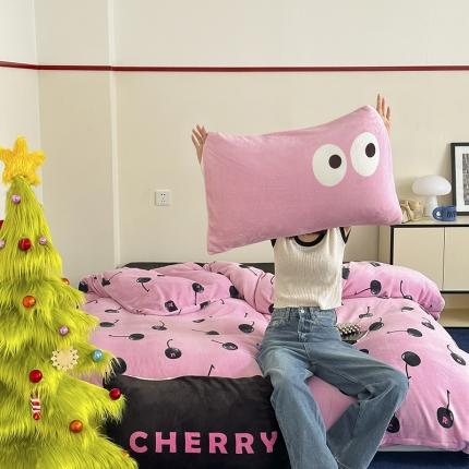 昔可 2023新款大版印花枕套牛奶绒系列四件套-模特图 黑粉樱桃