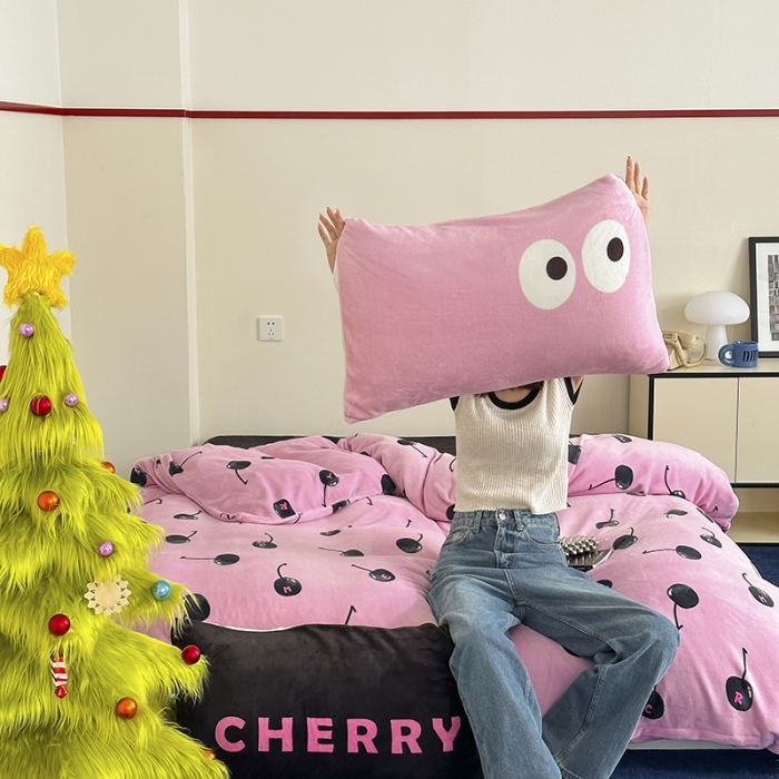 91家纺网 家纺一手货源 找家纺 昔可 2023新款大版印花枕套牛奶绒系列四件套-模特图 黑粉樱桃