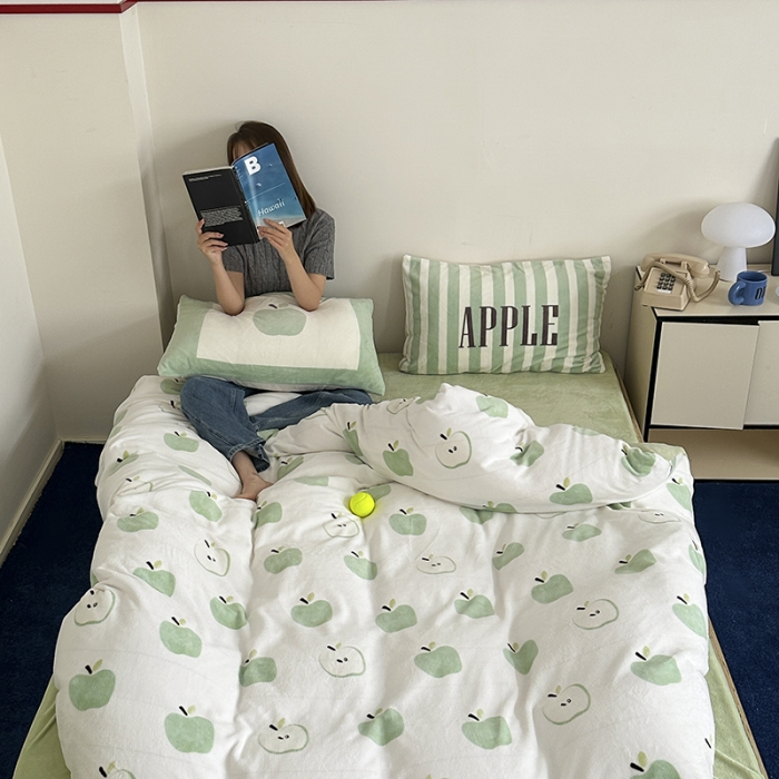 91家纺网 家纺一手货源 找家纺 昔可 2023新款大版印花枕套牛奶绒系列四件套-模特图 青苹果