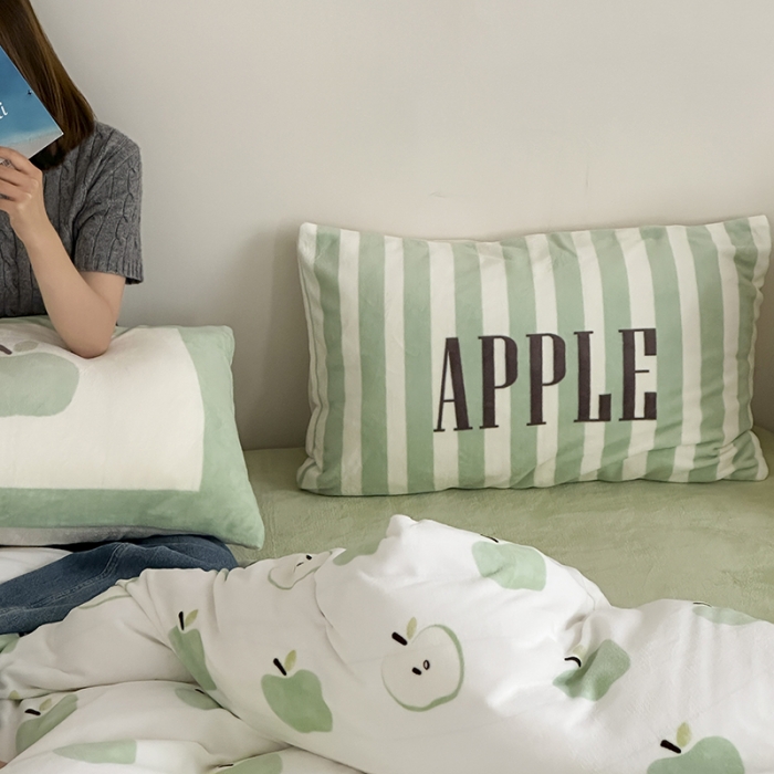 91家纺网 家纺一手货源 找家纺 昔可 2023新款大版印花枕套牛奶绒系列四件套-模特图 青苹果