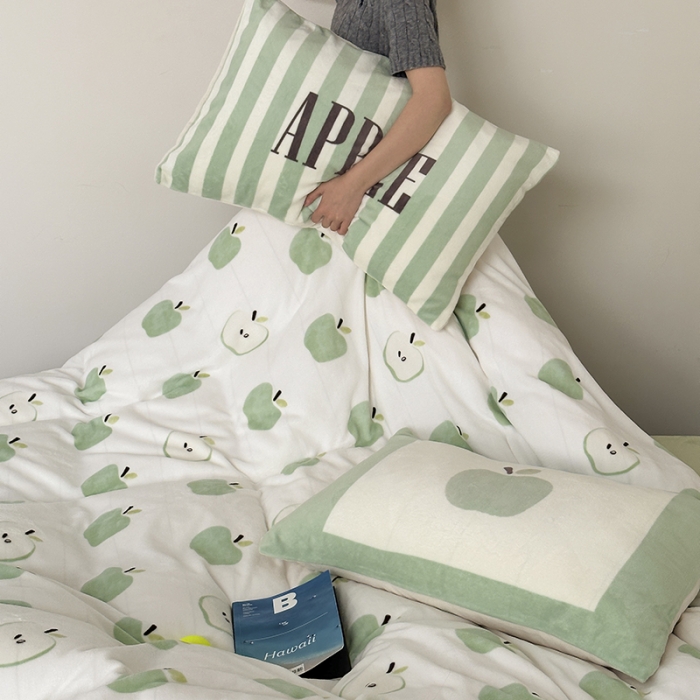 91家纺网 家纺一手货源 找家纺 昔可 2023新款大版印花枕套牛奶绒系列四件套-模特图 青苹果