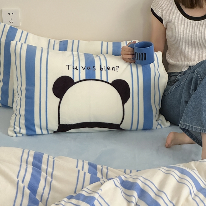 91家纺网 家纺一手货源 找家纺 昔可 2023新款大版印花枕套牛奶绒系列四件套-模特图 竖条熊猫