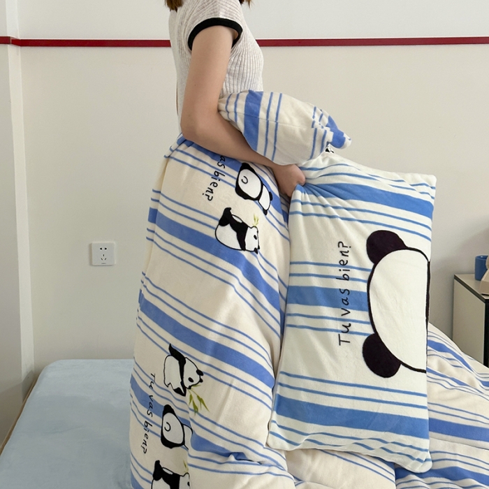 91家纺网 家纺一手货源 找家纺 昔可 2023新款大版印花枕套牛奶绒系列四件套-模特图 竖条熊猫