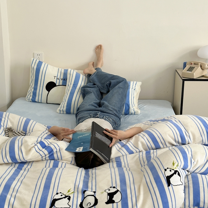 91家纺网 家纺一手货源 找家纺 昔可 2023新款大版印花枕套牛奶绒系列四件套-模特图 竖条熊猫