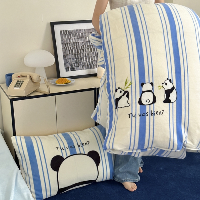 91家纺网 家纺一手货源 找家纺 昔可 2023新款大版印花枕套牛奶绒系列四件套-模特图 竖条熊猫