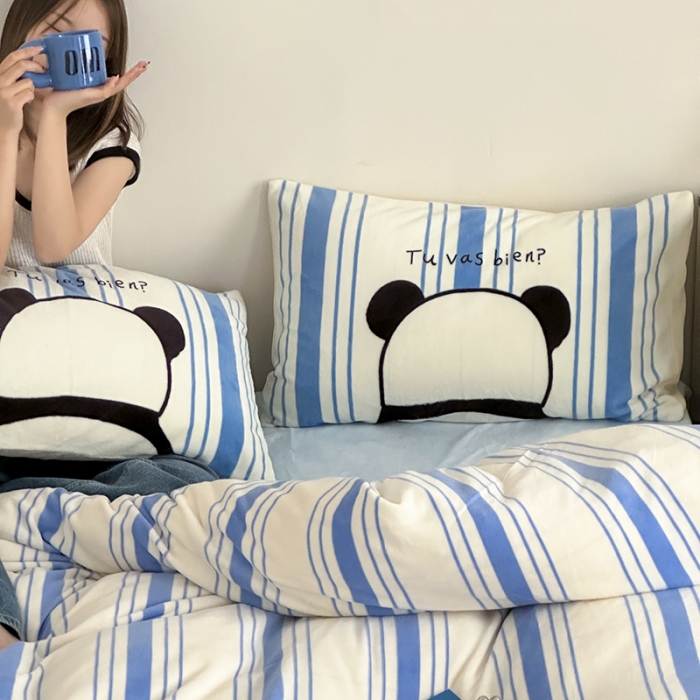 91家纺网 家纺一手货源 找家纺 昔可 2023新款大版印花枕套牛奶绒系列四件套-模特图 竖条熊猫