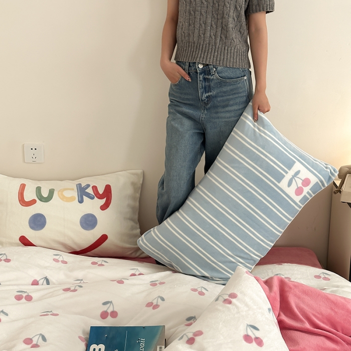 91家纺网 家纺一手货源 找家纺 昔可 2023新款大版印花枕套牛奶绒系列四件套-模特图 叶子樱桃