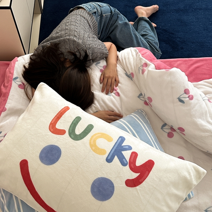 91家纺网 家纺一手货源 找家纺 昔可 2023新款大版印花枕套牛奶绒系列四件套-模特图 叶子樱桃