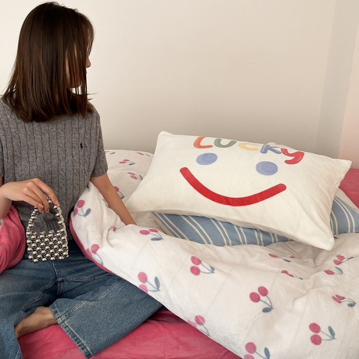 91家纺网 家纺一手货源 找家纺 昔可 2023新款大版印花枕套牛奶绒系列四件套-模特图 叶子樱桃