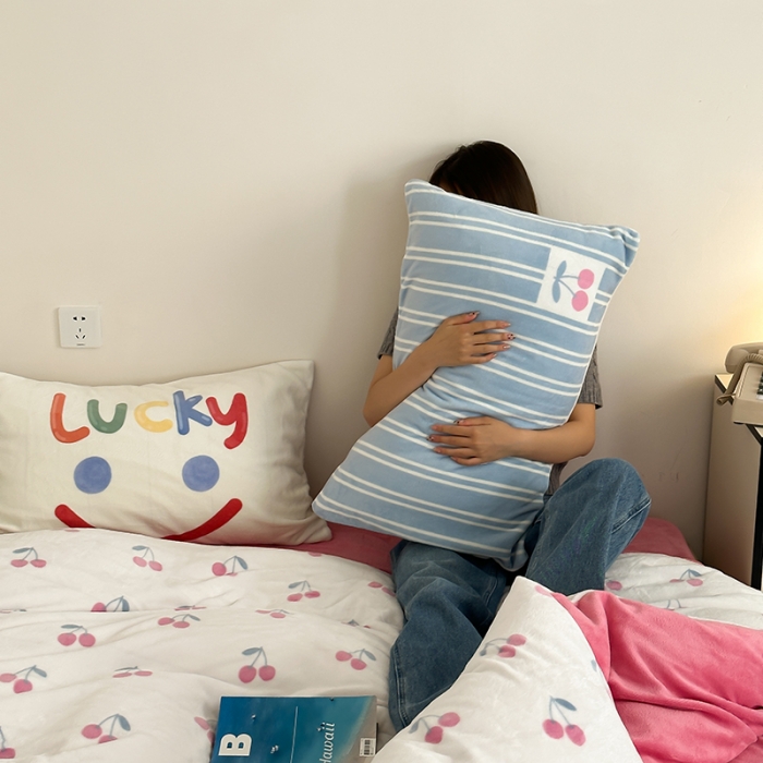 91家纺网 家纺一手货源 找家纺 昔可 2023新款大版印花枕套牛奶绒系列四件套-模特图 叶子樱桃