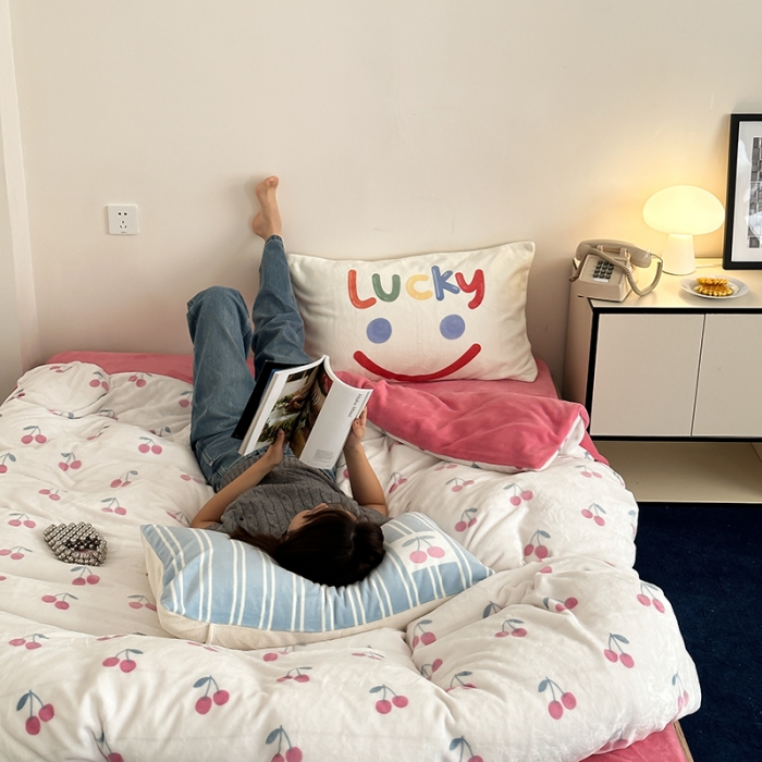 91家纺网 家纺一手货源 找家纺 昔可 2023新款大版印花枕套牛奶绒系列四件套-模特图 叶子樱桃