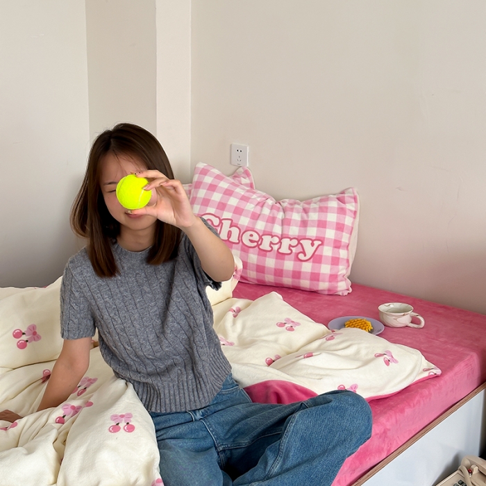 91家纺网 家纺一手货源 找家纺 昔可 2023新款大版印花枕套牛奶绒系列四件套-模特图 一口樱桃