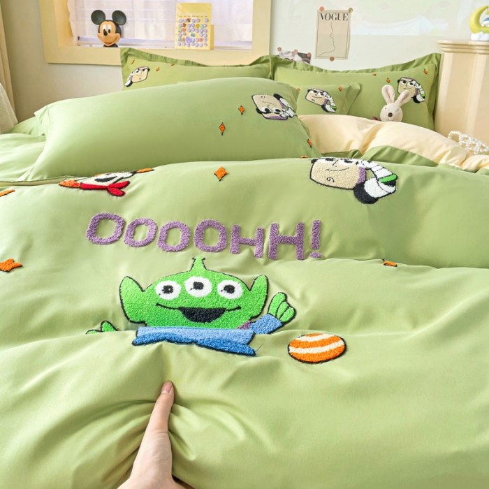 91家纺网 家纺一手货源 找家纺 娜娜 2023新款水洗磨毛毛巾绣四件套 胡迪和巴斯灰绿+白