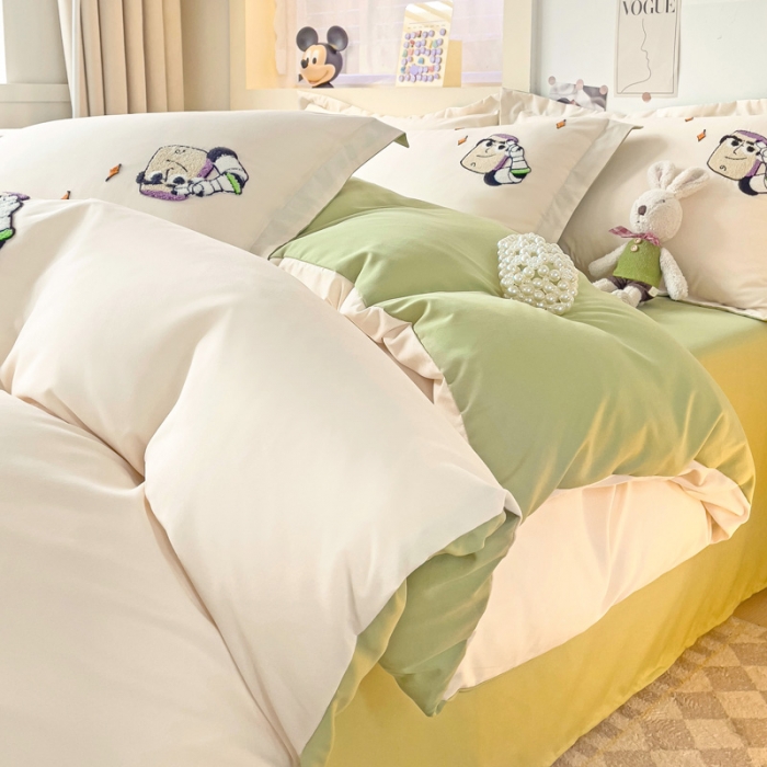 91家纺网 家纺一手货源 找家纺 娜娜 2023新款水洗磨毛毛巾绣四件套 胡迪和巴斯奶昔白+绿