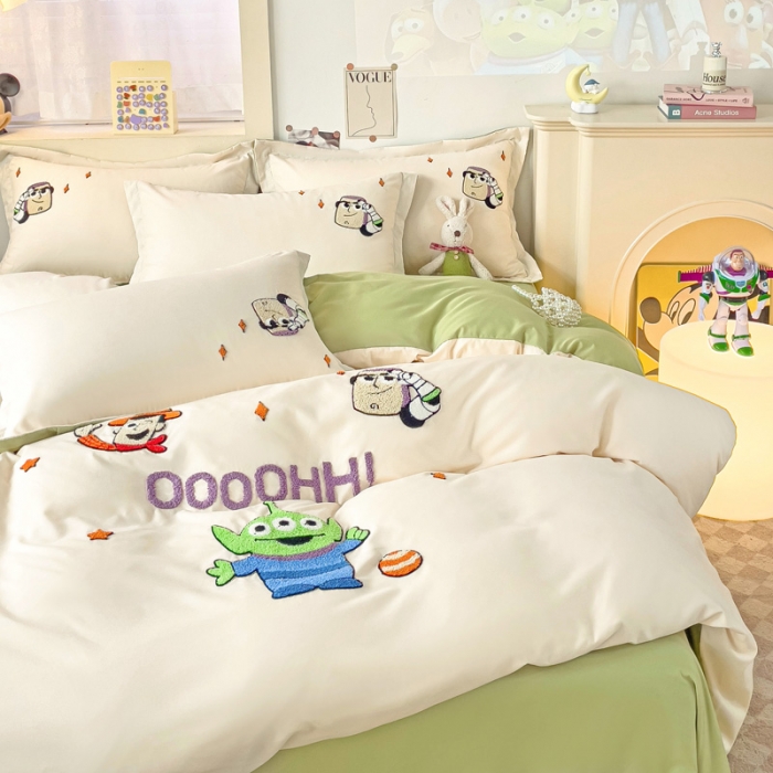 91家纺网 家纺一手货源 找家纺 娜娜 2023新款水洗磨毛毛巾绣四件套 胡迪和巴斯奶昔白+绿